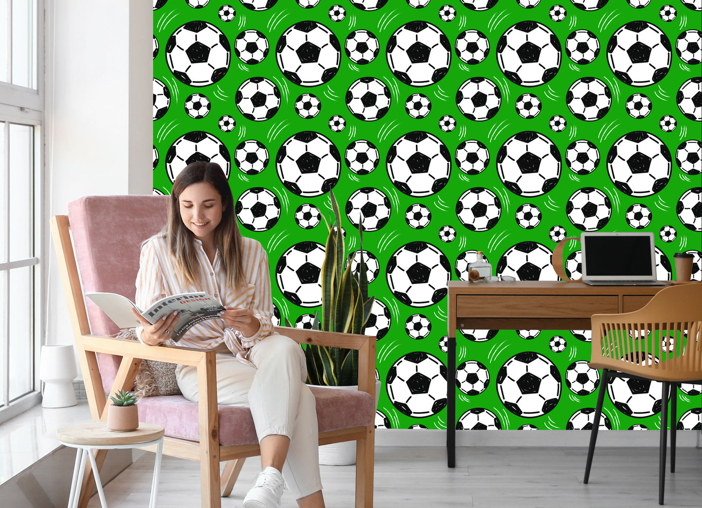 Wallpaper Footballs On Green Background